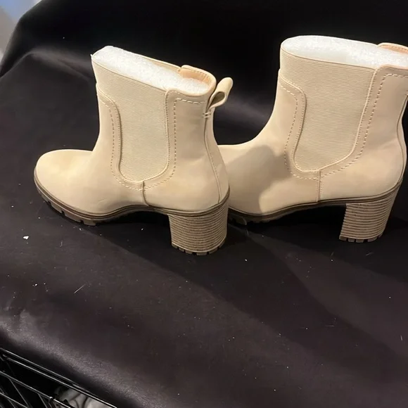 Brand new! ZBY booties - Picture 2 of 6